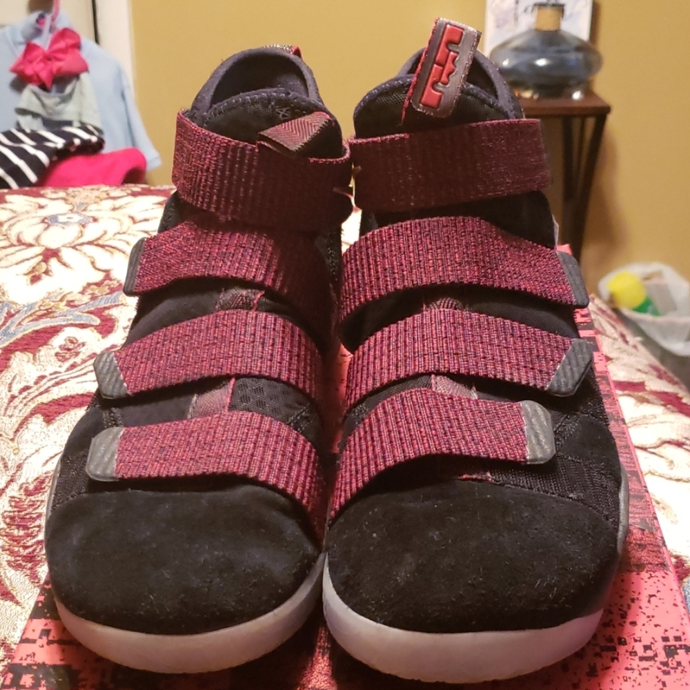 Nice barely worn Lebron Soldier XI
